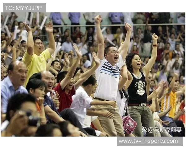 曾凡博与狄龙赛前激情致辞引发现场球迷热烈欢呼气氛高涨